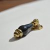 Klassischer gold-schwarzer Möbelknopf aus Metall und Kunststoff