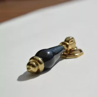   Klassischer gold-schwarzer Möbelknopf aus Metall und Kunststoff