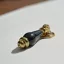 Klassischer gold-schwarzer Möbelknopf aus Metall und Kunststoff
