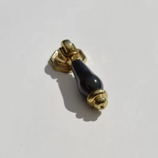 Klassischer gold-schwarzer Möbelknopf aus Metall und Kunststoff