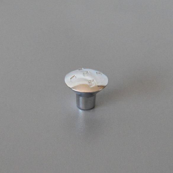 Klassischer Möbelknopf aus Metall in glänzendem Chrom