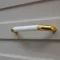 Möbelgriff aus Kunststoff, Farbe gold-weiss, Lochabstand 96 mm