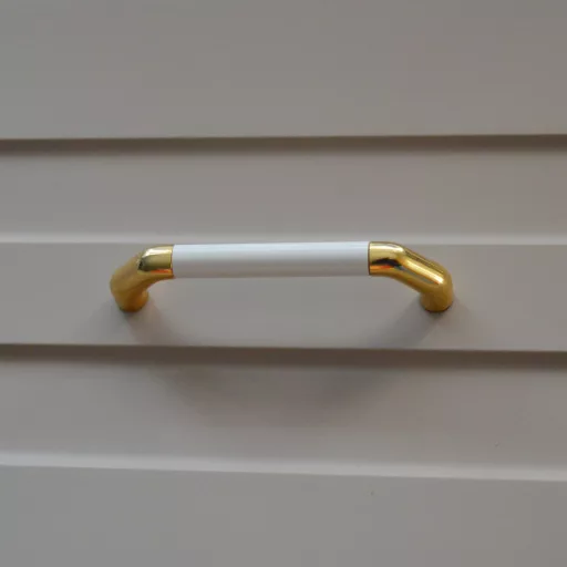 Möbelgriff aus Kunststoff, Farbe gold-weiss, Lochabstand 96 mm