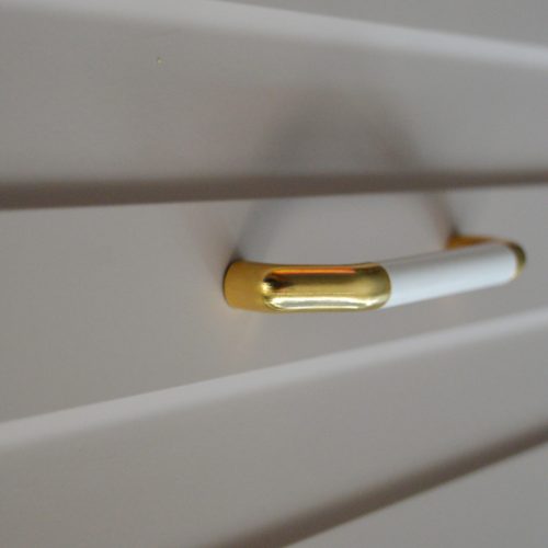 Möbelgriff aus Kunststoff, Farbe gold-weiss, Lochabstand 96 mm