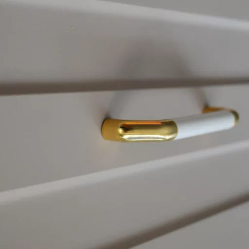 Möbelgriff aus Kunststoff, Farbe gold-weiss, Lochabstand 96 mm