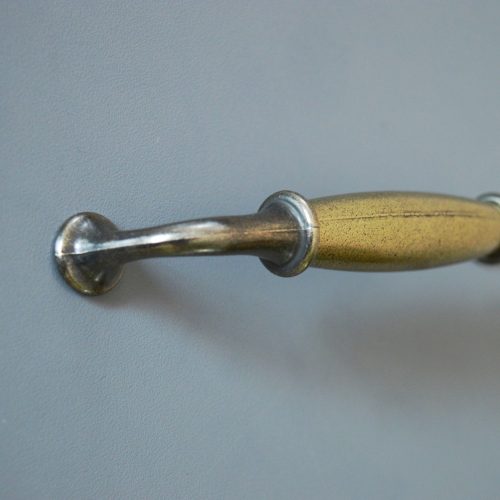 Möbelgriff aus Metall, bronzefarben patiniert, Bohrung 128 mm