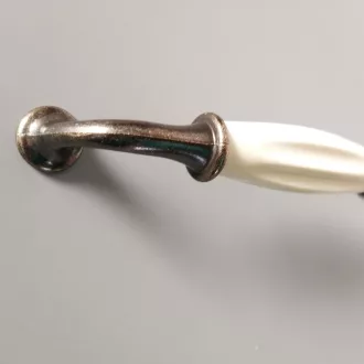   Fém-porcelán bútorfoganytú, krém - bronz színű, 128 mm furattávval