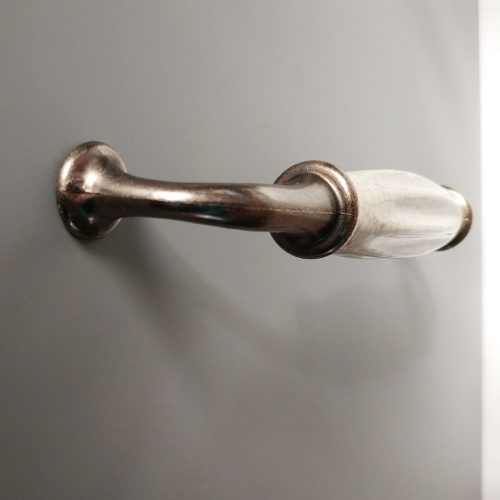 Beigefarbenes Porzellan, gebrochener Effekt, mit bronzefarbenem Metallende