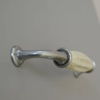   Fém-porcelán bútorfoganytú, bézs-antik fekete színű, törött hatású, 128 mm furattávval