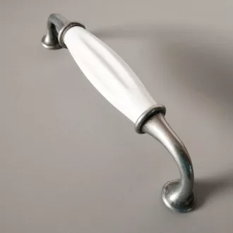   Fém-porcelán bútorfogantyú, antik fekete fém végekkel - fehér porcelán résszel, 128 mm furattávval