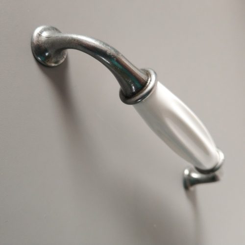 Porzellan-Möbelgriff, antik-schwarze Enden -weißes Porzellan mit 128 mm BA