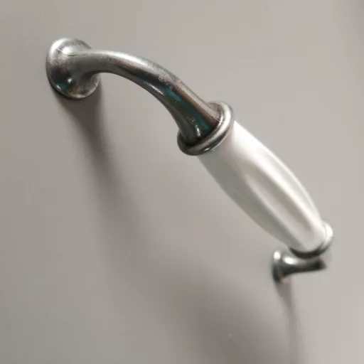 Fém-porcelán bútorfogantyú, antik fekete fém végekkel - fehér porcelán résszel, 128 mm furattávval