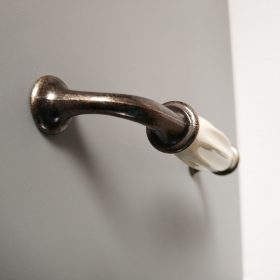   Fém-porcelán bútorfogantyú, magnólia - bronz végekkel, 128 mm furattávval