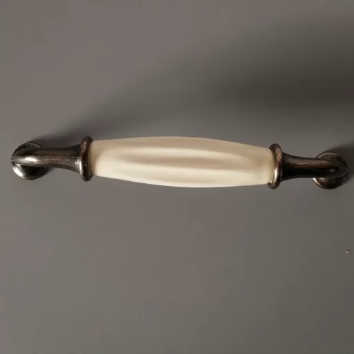 Fém-porcelán bútorfogantyú, magnólia - bronz végekkel, 128 mm furattávval