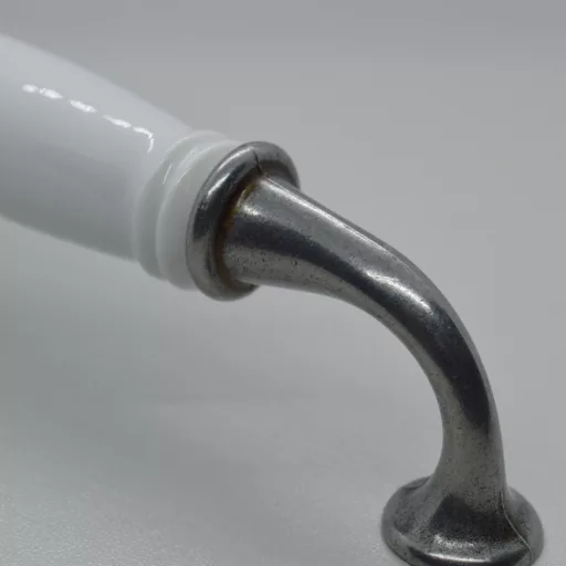 LIMOGES Weißer 128-mm-Möbelgriff mit antik-schwarzen Metallenden - weißes Porzellanteil