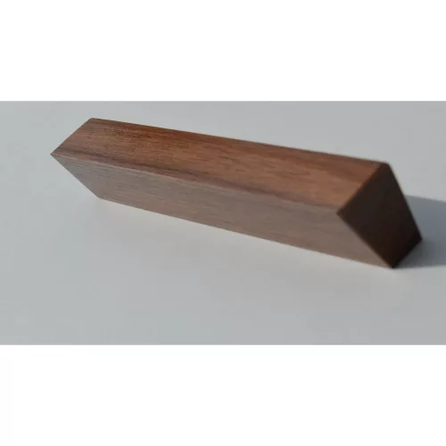 Massivholz, Griff aus lackiertem Nussbaumholz