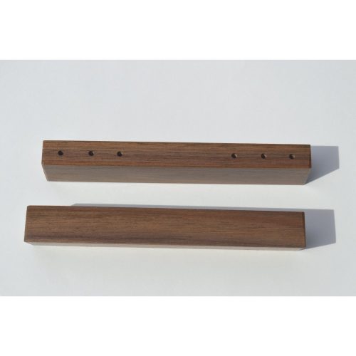 Massivholz, Griff aus lackiertem Nussbaumholz