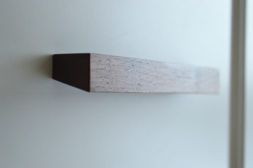 Massivholz, Griff aus lackiertem Nussbaumholz