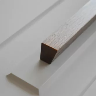 Massivholz, dunkles Nussbaumholz mit lackierter Oberfläche