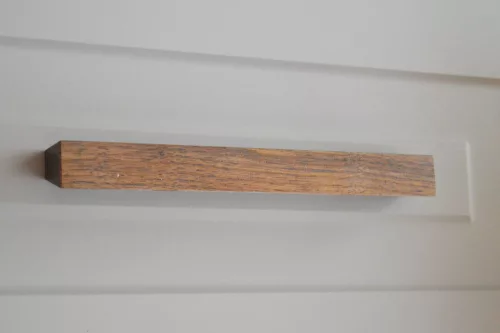 Massivholz, dunkles Nussbaumholz mit lackierter Oberfläche