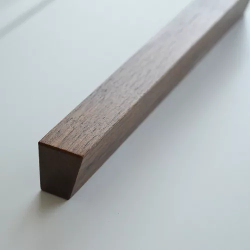 Massivholz, dunkles Nussbaumholz mit lackierter Oberfläche