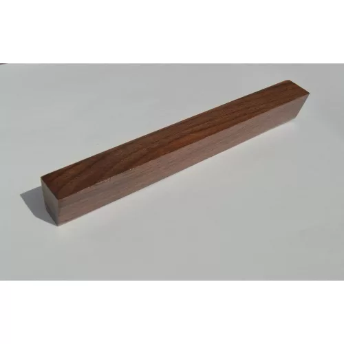 Massivholz, dunkles Nussbaumholz mit lackierter Oberfläche