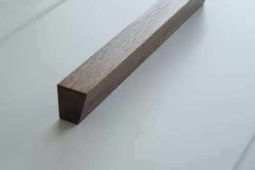 Massivholz, dunkles Nussbaumholz mit lackierter Oberfläche