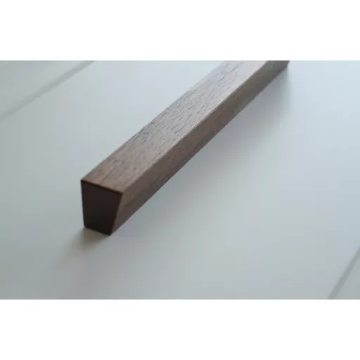 Massivholz, dunkles Nussbaumholz mit lackierter Oberfläche