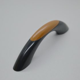   10 db Műanyag bútorfogantyú, barna- fekete színű, 64 mm furattávval