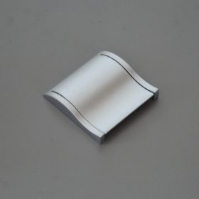   Nagy fém, matt kibillenős bútorfogantyú 32 mm furattávolsággal