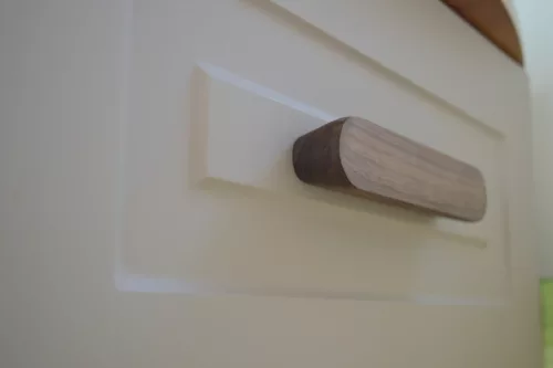 OSLO_DIO_128, Möbelgriff aus Holz, Walnuss geölt, 128 mm Lochabstand