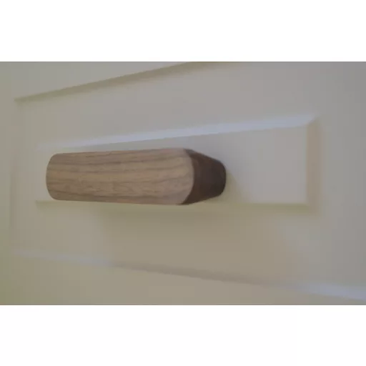 OSLO_DIO_96, Möbelgriff aus Holz, Walnuss geölt, Bohrung 96 mm