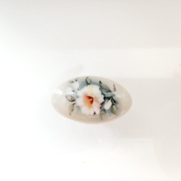 Fém-porcelán bútorgomb, ovális, arany - elefántcsont színű, virág motívummal