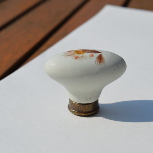 Ovális, porcelán bútorgomb, antik bronz - törtfehér színű, barna virág mintával