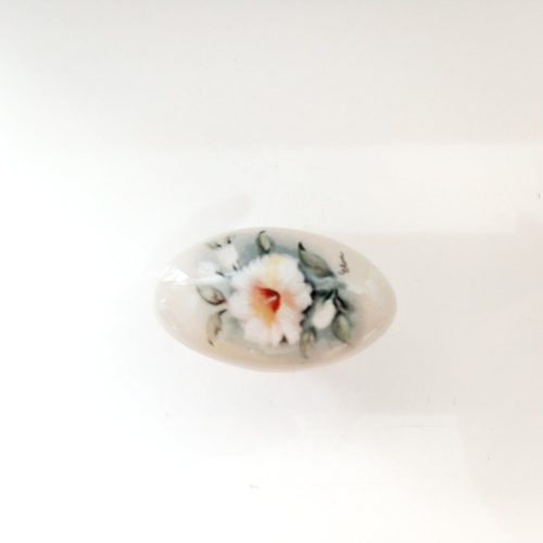 Kicsi Fém-porcelán bútorgomb, ovális, arany - elefántcsont színű, virág motívummal