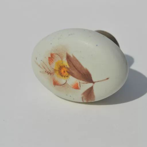 Fém-porcelán bútorgomb, antik bronz - bézs színű, virág motívummal