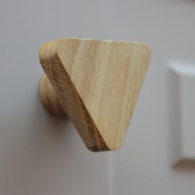   ROSKILDE, Háromszög alakú, Tömörfa bútorgomb, olajozott tölgy