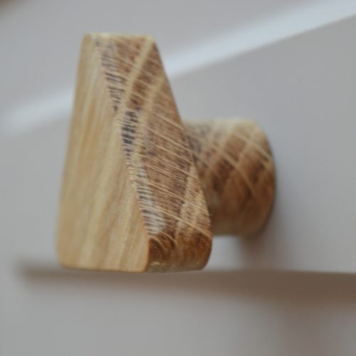 ROSKILDE, Háromszög alakú, Tömörfa bútorgomb, olajozott tölgy