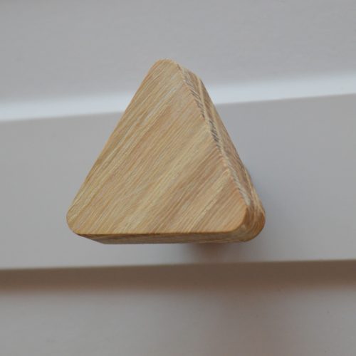 ROSKILDE, Háromszög alakú, Tömörfa bútorgomb, olajozott tölgy