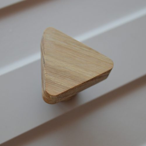 ROSKILDE, Háromszög alakú, Tömörfa bútorgomb, olajozott tölgy