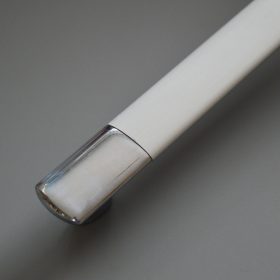   Fém bútorfogantyú, matt króm – fényes króm végekkel, 384 mm furattávval