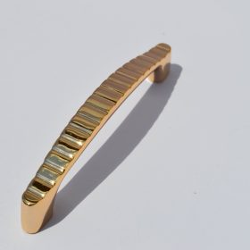   Bordázott felületű fém bútorfogantyú, 96 mm furattávolsággal, arany szín