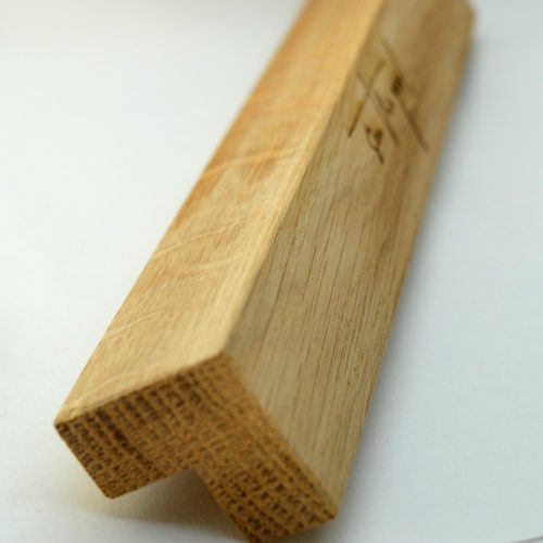 Gravierter Möbelgriff aus Massivholz