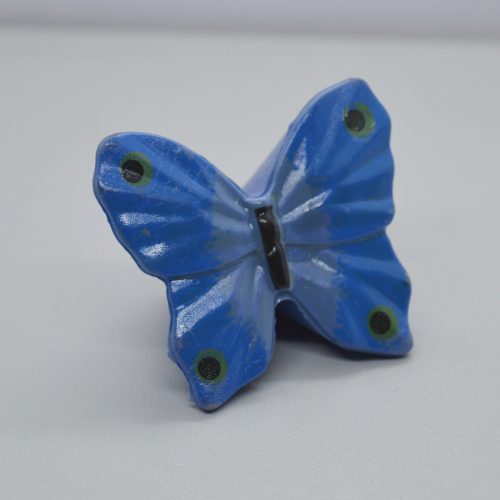 Műanyag bútorgomb, kék pillangó figurás