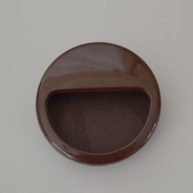   Süllyeszthető, sötét barna színű, műanyag bútorfogantyú