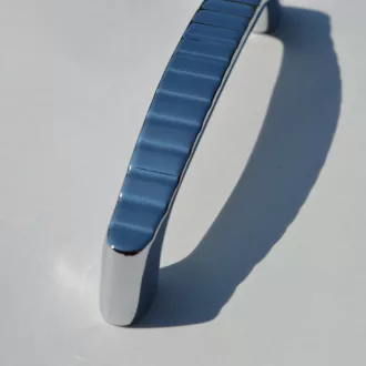 Möbelgriff aus Metall in glänzendem Chrom