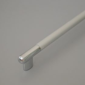   Fém bútorfogantyú, matt króm – fényes króm végekkel, 384 mm furattávval