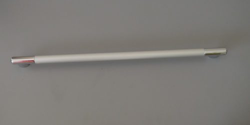 Fém bútorfogantyú, matt króm – fényes króm végekkel, 384 mm furattávval