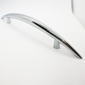   Fém bútorfogantyú, fényes króm színű, íves, 128 mm furattávval 