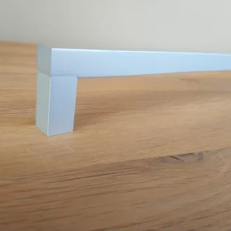   Fém bútorfogantyú, matt króm színű, 672 mm furattávval